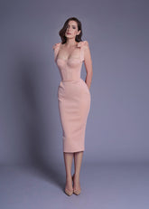 Vestido elegante con tirantes de encaje
